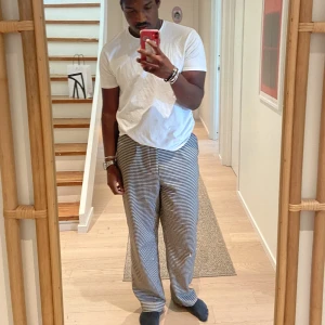  kostymbyxor  - Ett par fina kostymbyxor fårn weekday i storlek 52, perfekta för sommaren, varsamt användbar med något slitage på ena benet.