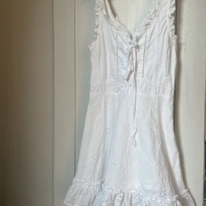 Sommarklänning! - Supersöt klänning, perfekt till midsommar!🌺 köpt för längesen men bara använd 2-3ggr! Hör av er om frågor. Nypris 599kr! Pris kan diskuteras🙌