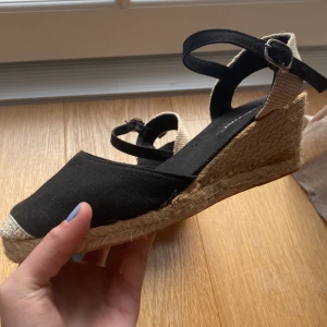 Sommarskor - Säljer dessa söta skorna,tyvärr så är dem föe små för mig,storlek 37💕