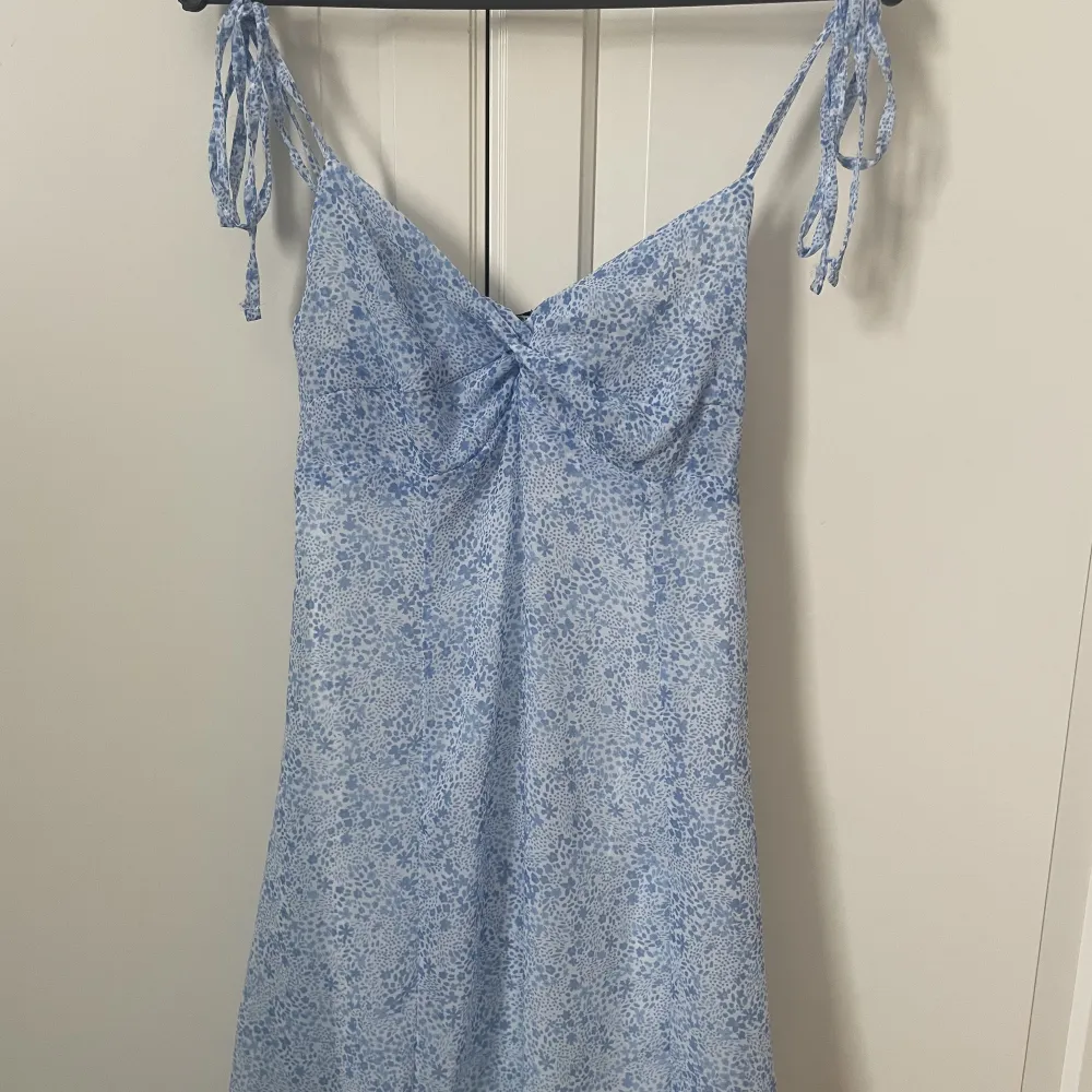 Jättefin blå blommig klänning som har prislappen kvar! Slutsåld i storlek S! Nypris 499! . Mekot.