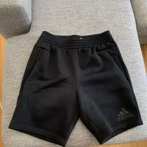 Adidas shorts aldrig använda , köpta på NK
