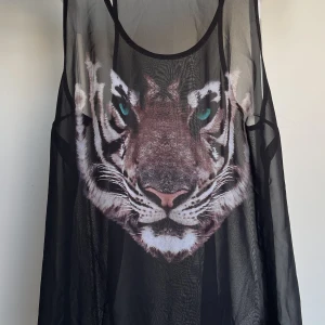 Linne  - Häftig linne med lejonhuvud