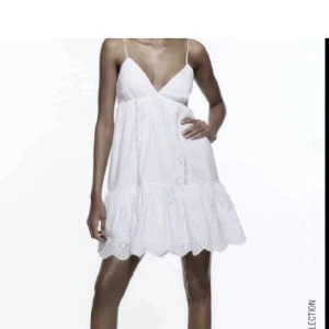 Zara Klänning - Säljer denna fina klänning från zara i storlek S. Jättefint skick, använd någon enstaka gång. 