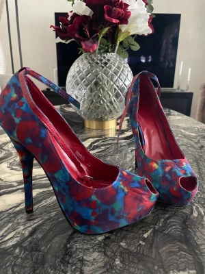 Klackskor till billigt pris - Hej! Säljer fina klackskor, i väldigt gott skick. De flesta är helt oanvända. Säljs billigt pga flytt, 100kr/st. Storlek 39