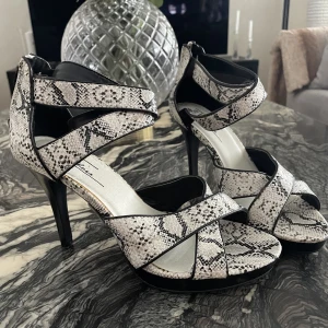 Klackskor till billigt pris  - Hej!  Säljer fina klackskor, i väldigt gott skick. Säljs billigt pga flytt, 100kr/st 1. Svart/vita stl 39, använd 1 gång  2. Svarta med snören stl 38, oanvända 3. Rosa stl 39, oanvända 