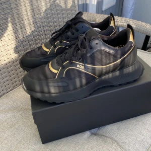 BOSS JONAH RUNN - Endast provade en gång. Original kartong kommer med samt tags från boss och farfetch. Ny pris: 3000kr  