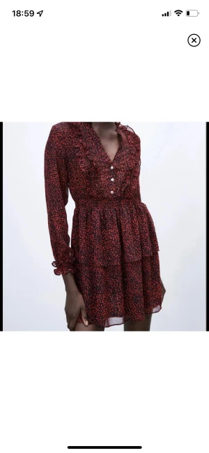 Röd-svart klänning Zara  - Så fin röd-svart klänning ifrån zara. Storlek M🥰 Nypris var 500kr. Använd en gång🙌