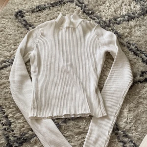 Ribbad tröja - En fin ribbad tröja utan hål osv. Säljer pga att den är för liten.