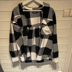 Skjortjacka - Nästan oanvänd jacka som funkar som jacka tjocktröja eller vad som. Köpt för 450 men pris kan diskuteras vid snabb affär