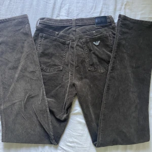 Armani jeans - Säljer nu mina älskade bruna Armani Manchester/jeans. Sitter perfekt på mig som är 170 lång och vanligtvis har strl 36, de är i boocut skulle jag säga. 