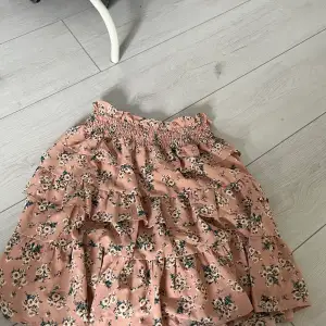 Säljer en blommig fin kjol perfekt för sommaren!! 