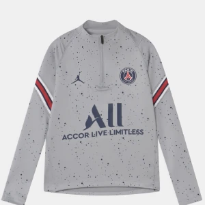 Psg tröja  - Storlek s, sitter bra,inte för tajt o inte för löst, användt ett par gånger. Den är köpt från jd, skriv på dm för bilder på 