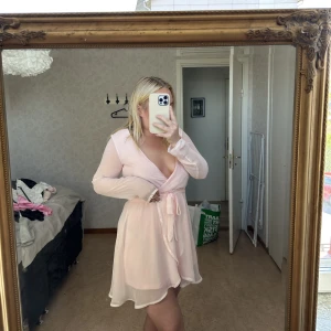 Klänning Nelly trend - Klänning från Nelly Trend. Använd en gång. Storlek 34, men skulle säga passar 36 också då den är stretchig. Tror nypriset är 299kr, mitt pris 150kr. Köparen står för frakt😄