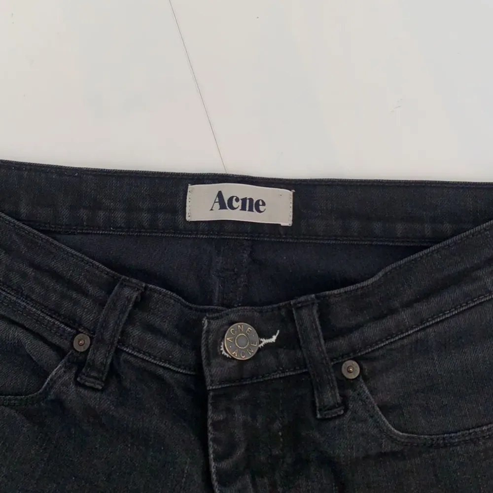 Snygga low waist jeans från Acne! Super bra skick men säljer pga att de är för långa för mig som är ca 160❤️nypris: 2100. Jeans & Byxor.