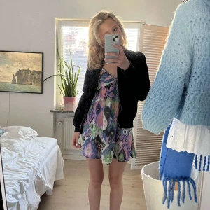 Brandy mellvile bomberjacka  - Bomberjacka från brandy mellville, i mycket bra skick och fin vår/sommarjacka.  Kontakta för fler bilder. Svart/blå