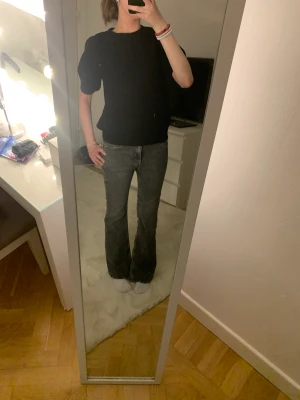 Jeans  - Superfina lågmidjade Boocut jeans💕säljer pga att de har blivit för små💗