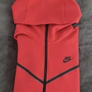 Nike tech - Säljer en nike tech, bara tröjan. Aldrig använd 10/10. Söker snabb affär vill gjärna få den såld:) Priset kan sänkas i snabb affär!