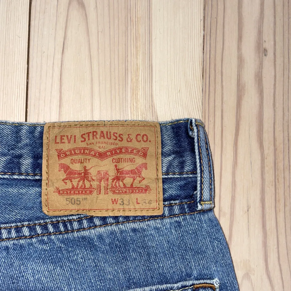 Ett par Levis 505 storlek 33/34. Fint skick, säljer på grund av att jag inte använder längre.. Jeans & Byxor.