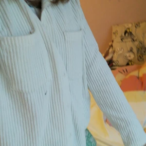 Kofta  - Vit kofta storlek 146 152. Inte mycket använd bara en liten fläck men kan tvättas bort. Bra kvalitet