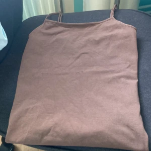 Tröja?? - En tröja eller vad ni kallar det den har aldrig blivit använd på grund av att den var för stor. Köpte den för 200kr