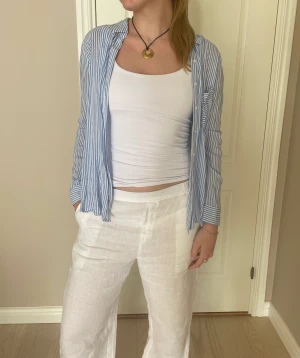 Skjorta  - Superfin luftig skjorta från Pull & Bear som tyvärr inte kommer kommer till användning längre. Väldigt skönt meterial, perfekt till sommaren över en bikini🌸🌸🌸