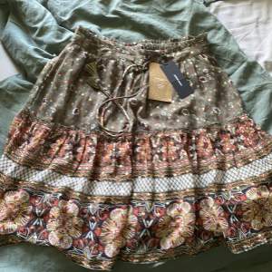 Helt ny kjol från Vero Moda med prislappen kvar, köpt för 349 kr