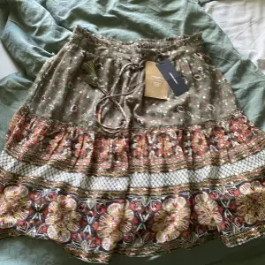 Helt ny kjol från Vero Moda med prislappen kvar, köpt för 349 kr