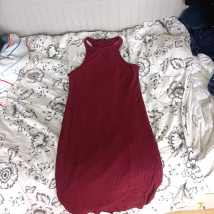 Long ribbed klänning - Long ribbad klänning från bikbok stolek S, sista bilden visar fägen på klännigen. 