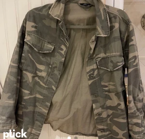 Jacka - Säljer min svarta zara jacka som knappt är använd och även min gröna militärjacka! Båda är i fint skick!