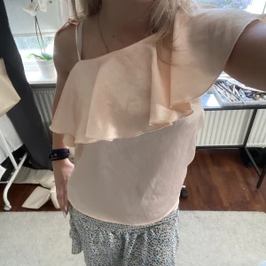 Så vacker topp - En super vacker coral färgad topp från Gina. I strl 34, men skulle säga att den även passar xs-m. Använd fåtal gånger, bra skick. Super fin nu till sommarn. Diskuterbart pris