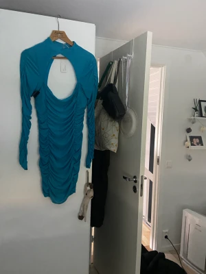 Blå klänning - Blå klänning, ganska kort. Öppen i ryggen och även i vid bröstkorgen. Jättefin! Men kommer inte till användning. Nyskick, aldrig använd. Även otroligt skön! 