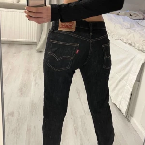 Levi’s jeans - Säljet nu ett par Levis jeans jag har köpt här på plick, finns inga fel på dem alls, sjukt fina! Men tyvärr är de inte min stil längre (sitter dock som en smäck vid rumpan). Bilderna är från förra säljaren. Vid frågor, skriv privat💕