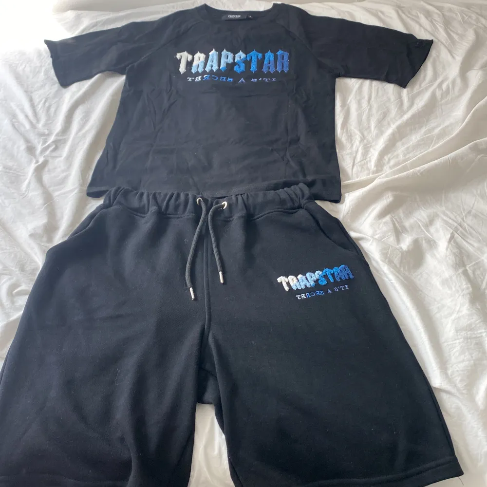 Säljer ett helt nytt Trapstar set shorts och t-shirt jag fick de i födelsedagspresent men gillar inte Trapstar!. Shorts.
