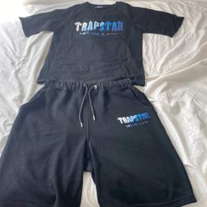 Säljer ett helt nytt Trapstar set shorts och t-shirt jag fick de i födelsedagspresent men gillar inte Trapstar!