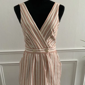 Klänning med fina detaljer  - Klänning med fina detaljer och fikon 