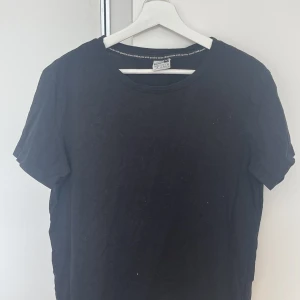 Puma t-shirt  - Svart enkel t-shirt från Puma. Den har inget tryck på. Passar perfekt till vardags eller att bara ha hemma 💕   Säljes pga: inte kommit till användning. 