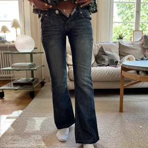 Jeans!  - Lågmidjade snygga jeans som tyvärr är försmå för min kompis på bilden! Hon är 168 som referens❤️