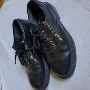 Svarta kängor  - Skor i skinn (tror äkta). Pris är diskuterbart vid snabb affär. 💖För mer info skicka pm. Köparen står för frakten. Ansvarar inte för paketet under frakten. 