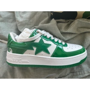 Bape skor  - Hej lägger ut en intressekoll på mina bape-sta skor i storlek 38. Har massa fler bilder givetvis. Skriv bud på direkt meddelanden eller eventuella frågor 💚