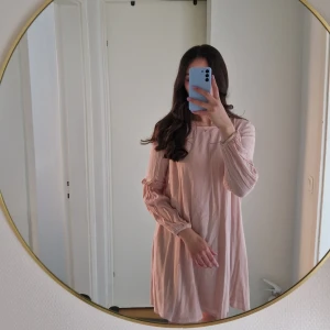 Rosa klänning  - Klänning från Lager 157 med fina detaljer på armarna. Äger för tillfället inget strykjärn därav att den ser lite skrynklig ut. Stl XS men funkar för small också