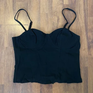 Topp - Säljer en topp i strl 38. Passar till allt och det perfekta basplagget. Köpare står för frakt🌷