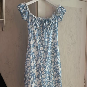 Sommarklänning  - Jättefin och skön sommarklänning från Nelly. Storlek Xs