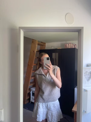 Beige väst - Jättefin beige stickad väst med justerbar krage. Säljer då den inte kommer till användning längre