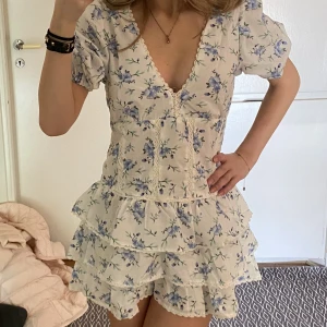 Klänning - Lägger upp igen på grund av oseriösa bud!! Intressekoll på denna LIKNANDE Zara klänning , oanvänd med lapp kvar! Högsta seriösa bud: 650kr så kom privat ifall du är intresserad 💗💗storlek S 💗💗