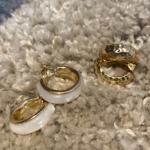 Clips örhängen  - Jättefina clipsörhängen i bra skick. Säljer inte ett par enskilt. Skriv om du har några frågor 💞