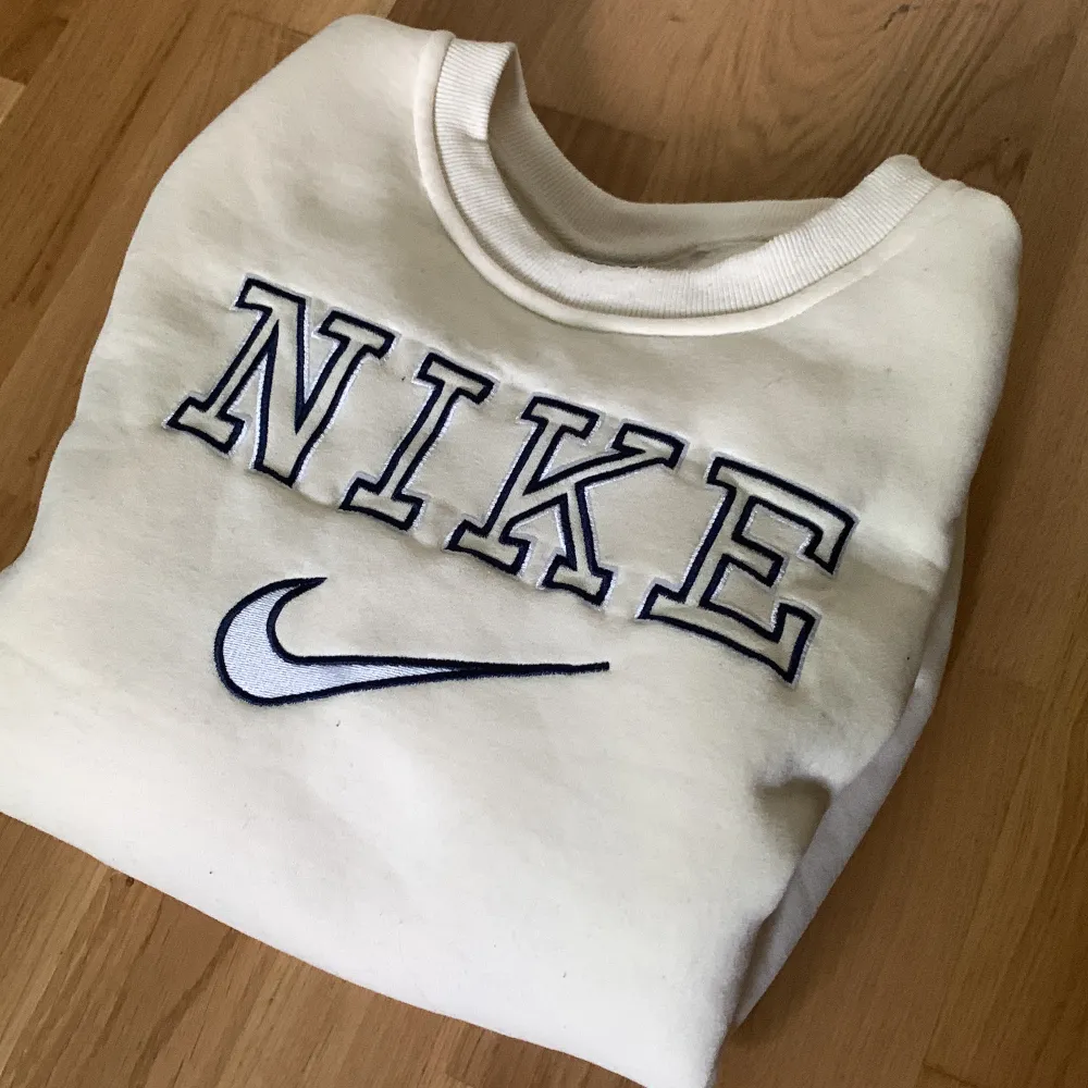 En vintage Nike hoodie, endast använd en gång för att pröva. Står XL men den passar lite mindre. Hoodies.