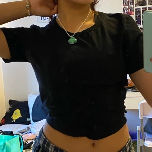 Zara top🖤 - Basic Zara top mrd detaljer🖤 står L men skulle också passar som M:)