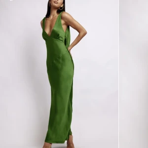 Grön balklänning - Superfin grön balklänning från meshki. Endast använd en gång på min egna bal🥰 så fortfarande i ett nyskick. Köpt för ca 1400k, startar en budgivning på 800kr 💕💕💕Storlek XS, men sitter bra på mig som vanligtvis har S. Den är även hellång på mig som är 1,70