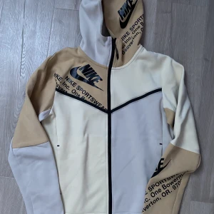 Nike Tech Fleece - Beige, ljuslila Nike Tech Fleece Storlek S, 9/10 skick, säljer då jag inte använder och är för liten. Nypris 1349 kr