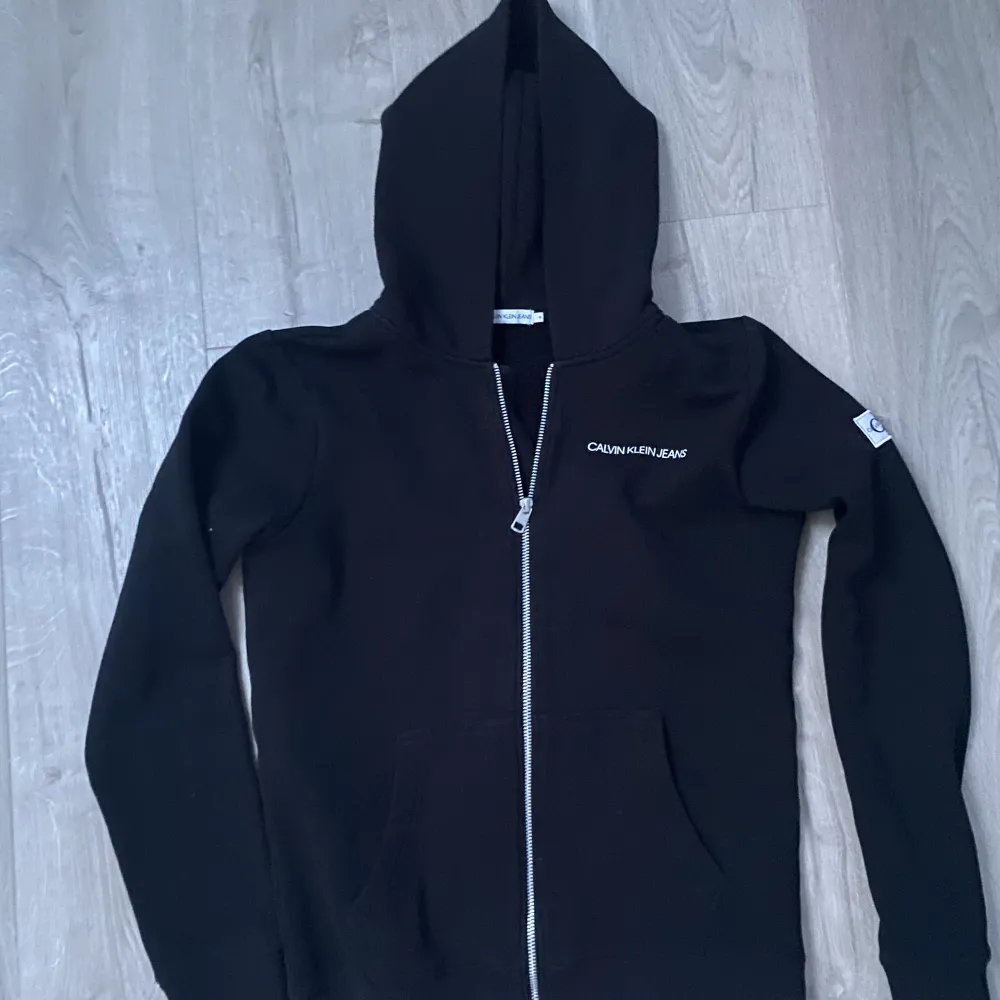 En svart Calvin Klein zip hoodie i storlek M men passar också perfekt på S. Nypris 1399 kr. Hoodies.